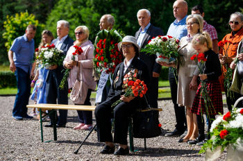 Церемония возложения цветов к воинскому братскому захоронению у поселка Виеталва, 1 августа 2020