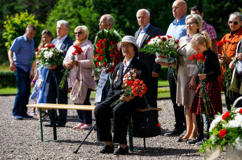 Церемония возложения цветов к воинскому братскому захоронению у поселка Виеталва, 1 августа 2020