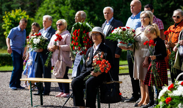 Церемония возложения цветов к воинскому братскому захоронению у поселка Виеталва, 1 августа 2020