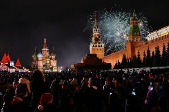 Новогодний салют над Красной площадью в Москве