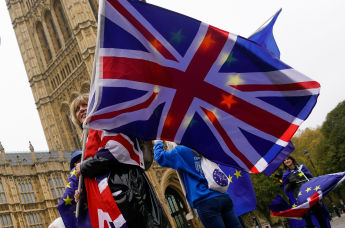 Девушка с флагами Великобритании и ЕС