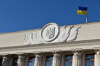 Фрагмент здания Верховной рады Украины в Киеве