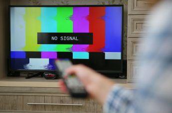 Экран телевизора с надписью "no signal"