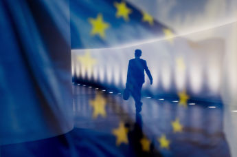 Флаг ЕС и силуэт мужчины