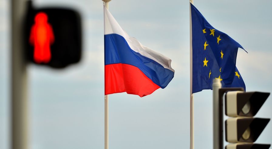 Флаги России и ЕС
