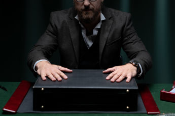 Мужчина с чемоданом