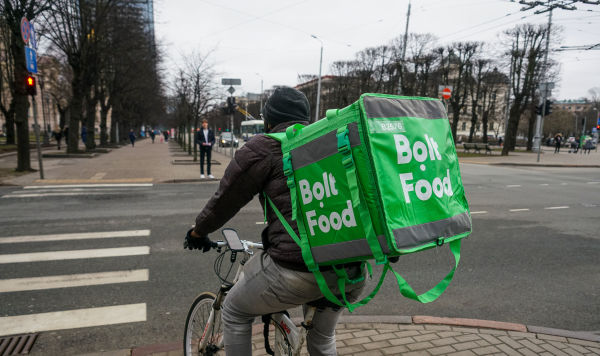 Доставщик еды на одной из улиц в Риге