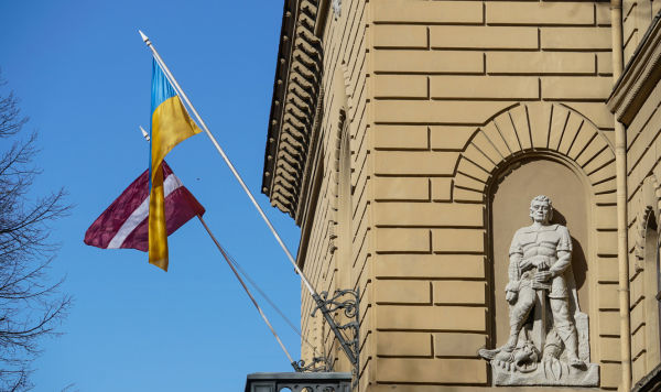 Флаги Латвии и Украины