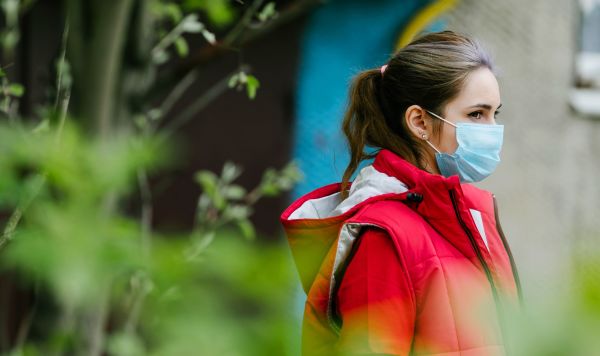 Девушка в маске