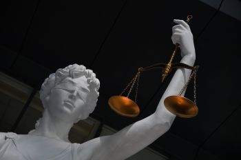 Статуя богини правосудия Фемиды