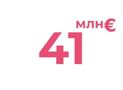 Мигранты пересекают  белорусско-латвийскую границу недалеко от Ворзова, Латвия, 11 августа 2021 года