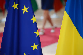 Флаги Украины и Европейского Союза