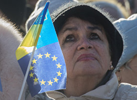 Женщина с флагом Украины и ЕС