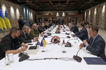 Руководитель фракции "Слуга народа" в Верховной раде Украины Давид Арахамия (слева) и помощник президента РФ Владимир Мединский во время российско-украинских переговоров во дворце Долмабахче в Стамбуле, 29 марта 2022
