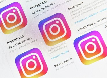 Иконки социальной сети Instagram на экране смартфона.