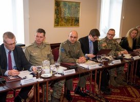 Сотрудники служб безопасности и эксперты Литвы, Польши и США обсуждают Сувалкский коридор (2018 год).