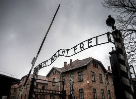 Центральные ворота бывшего концентрационного лагеря Аушвиц-Биркенау в Освенциме.