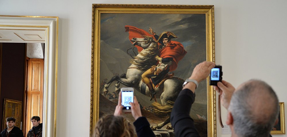 Посетители у картины Жака-Луи Давида "Наполеон на перевале Сен-Бернар" в галерее Бельведер - художественном музее в венском дворце Бельведер Посетители у картины Жака-Луи Давида "Наполеон на перевале Сен-Бернар" в галерее Бельведер - художественном музее в венском дворце Бельведер