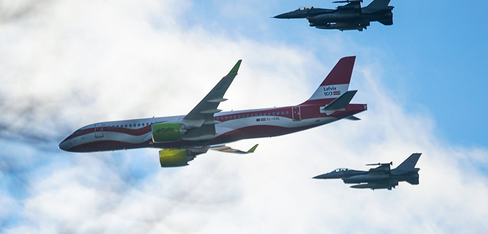 Военный парад в честь столетия Латвии. Самолет Airbus A220-300, выкрашенный в цвета национального флага Военный парад в честь столетия Латвии. Самолет Airbus A220-300, выкрашенный в цвета национального флага