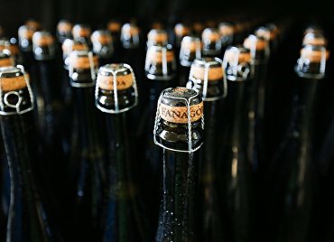 Бутылки с игристым вином