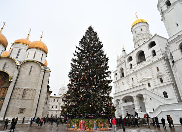 Украшение новогодней елки на Соборной площади Кремля