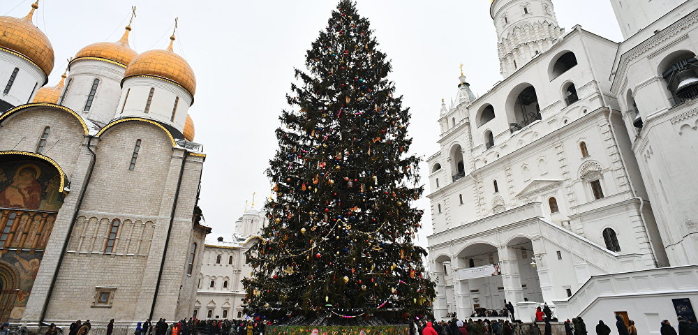 Украшение новогодней елки на Соборной площади Кремля
