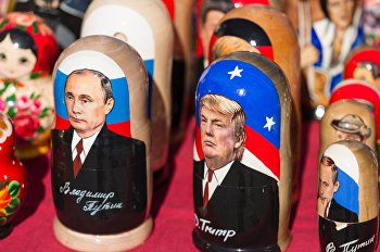 Матрешки с изображениями Владимира Путина и Дональда Трампа
