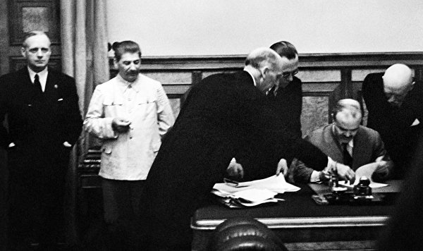 Министр иностранных дел СССР Вячеслав Молотов вовремя подписания советско-германского пакта, 23 августа 1939 года