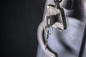 Ключ в наручниках