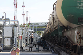 Цистерны в нефтеналивном порту. Архивное фото