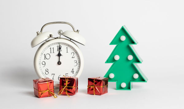 Часы, показывающие полночь