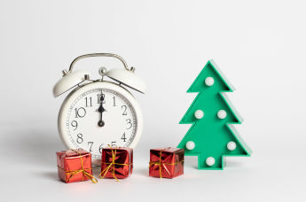 Часы, показывающие полночь