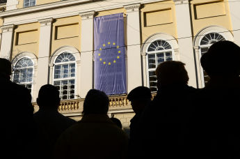 Флаг ЕС и силуэты людей