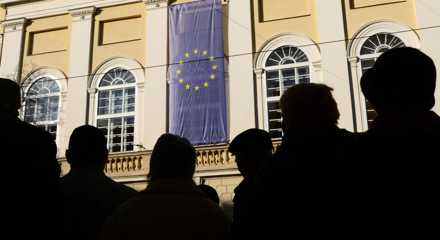 Флаг ЕС и силуэты людей