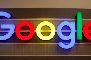 Святящийся логотип Google