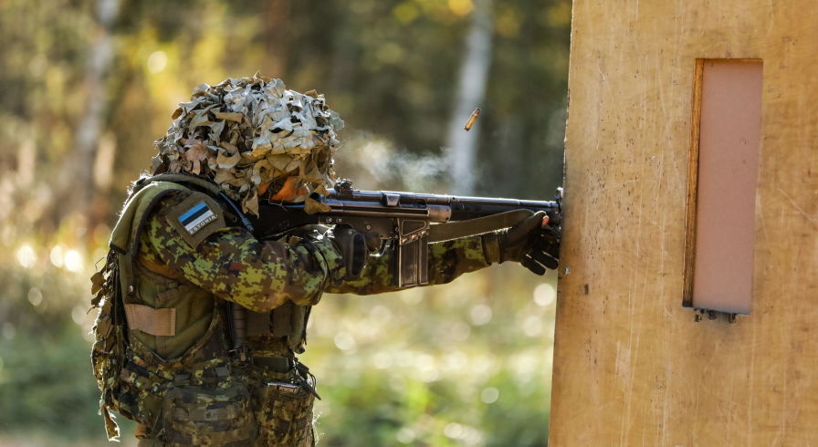 Эстонский солдат на стрельбище