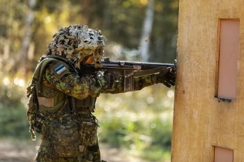 Эстонский солдат на стрельбище