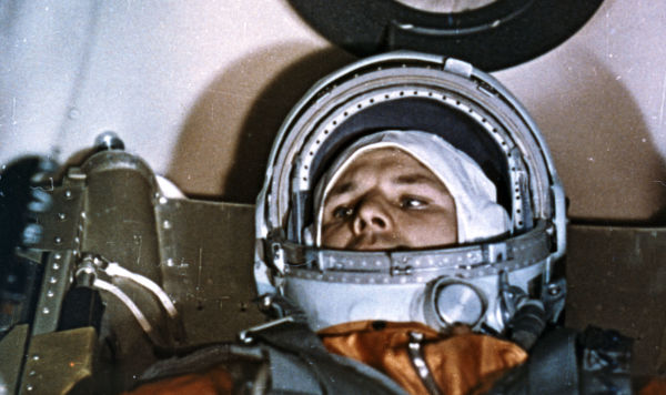 Космонавт Юрий Гагарин в кабине космического корабля "Восток-1" перед стартом, 12 апреля 1961 года